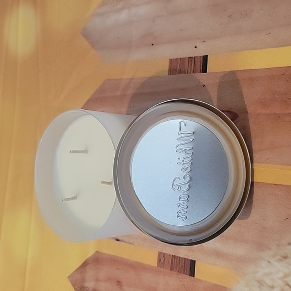 Bath & Body Works candle Winter Candy Apple scent. - Picture 6 of 6